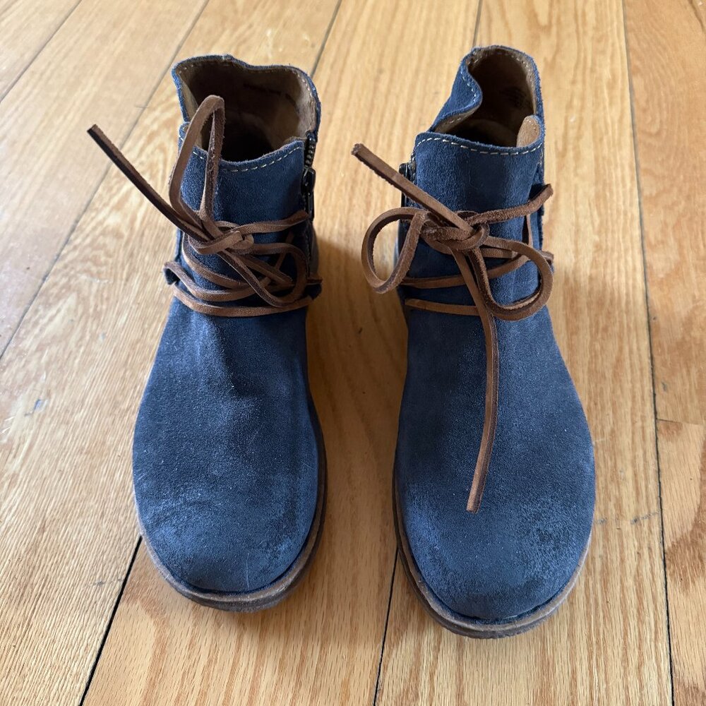 BORN Calyn Size 8 Navy Indigo Suede